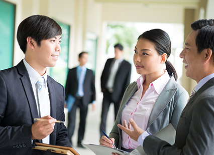 ソリューションの人材支援でいきいきと働く会社員