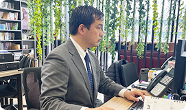 始業の準備を行うI.Kさん